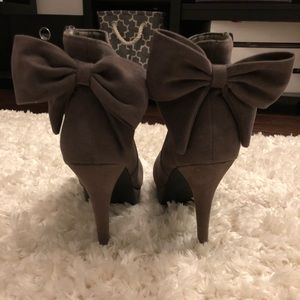 Forever 21 Grey Bow Booties - Size 8
